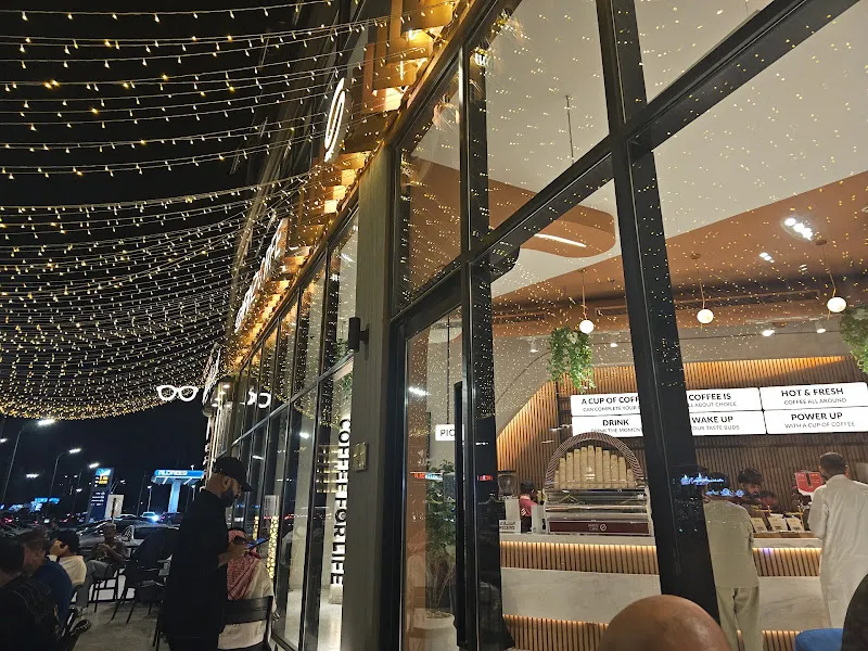 واجهة شانز كافيه في المساء