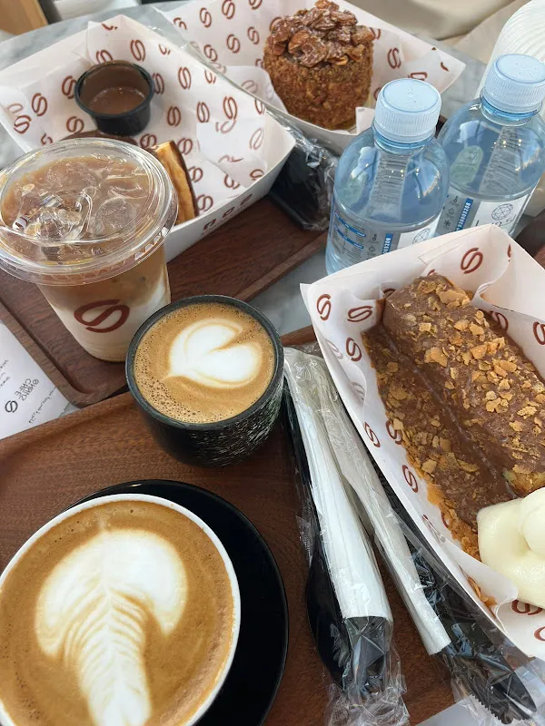 كيكة العسل مع القهوة المقطرة