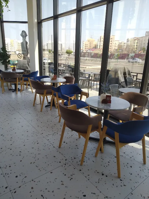 الجلسات الداخلية في شانز كافيه مع إطلالة على المدينة